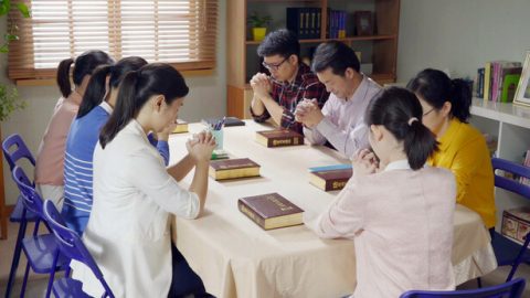 As pessoas são pecadoras, mas a oferta do Senhor Jesus pelo pecado tem eficácia eterna. Contanto que confessemos nossos pecados ao Senhor, Ele nos perdoará. Nós não temos pecados aos olhos do Senhor, então podemos entrar no reino dos céus!