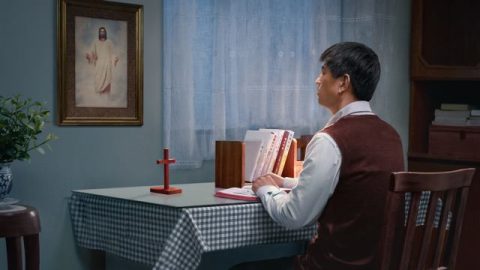 Hoje nós cremos no Senhor Jesus; nós sofremos e nos sacrificamos para difundir o nome do Senhor, renunciando a todo o resto. Estamos fazendo a vontade do Pai Celestial. Isso significa que já fomos santificados. Quando o Senhor chegar, Ele definitivamente nos arrebatará ao reino dos céus.