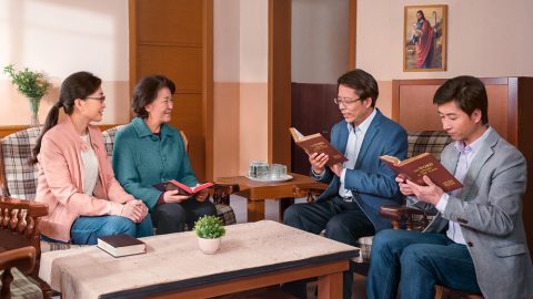 A promessa do Senhor é a de que Ele voltará para nos levar ao reino dos céus, ainda assim você testifica que o Senhor já se tornou carne para fazer a obra de julgamento nos últimos dias. A Bíblia claramente profetiza que o Senhor descerá com poder e grande glória nas nuvens. Isso é muito diferente do que você testificou, de que o Senhor já se tornou carne e secretamente desceu entre os homens.