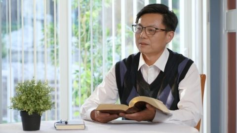 Um cristão está lendo