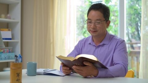 Os cristãos estão ponderar as palavras de Deus