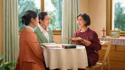 Recentemente, li muitas das palavras de Deus Todo-Poderoso e descobri que elas possuem poder e autoridade. Cada uma de Suas declarações é a verdade, elas são realmente a voz de Deus, e Deus Todo-Poderoso é o retorno do Senhor Jesus. Mas há uma coisa que não entendo: há algumas pessoas que agora estão fingindo ser o retorno do Senhor Jesus, e elas também falaram palavras. Algumas das palavras delas se tornaram livros, e diversas pessoas foram enganadas para segui-las. Como podemos discernir a verdadeira natureza das palavras dos falsos cristos?