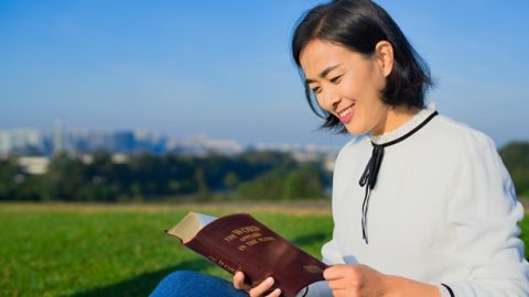 Um cristã está lendo