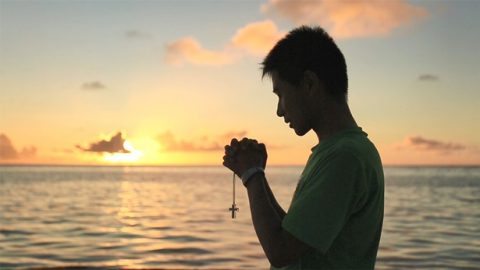 Quando o Senhor Jesus foi pregado na cruz, Ele suportou e perdoou nossos pecados. Portanto, já fomos separados como santos e não somos mais pecaminosos, e podemos entrar no reino dos céus sem a necessidade de aceitar a obra de julgamento e purificação de Deus nos últimos dias. Estamos corretos em crer nisso?